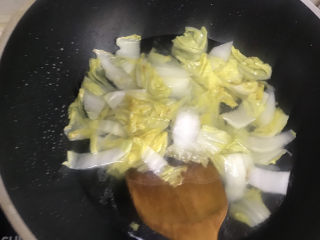 9、白菜豆腐汤,加入适量的水