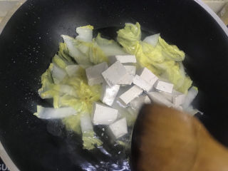 10、白菜豆腐汤,下入豆腐
