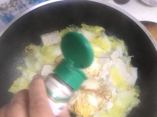 12、白菜豆腐汤,煮开加入适量的白胡椒粉