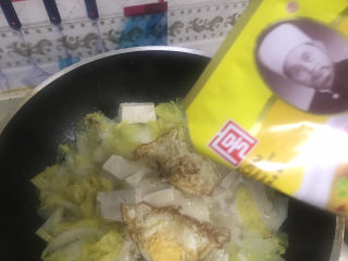 13、白菜豆腐汤,加入适量的鸡精翻动均匀即可出锅