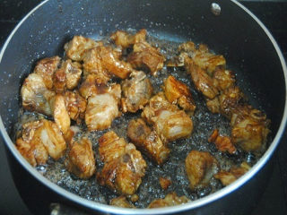 4、土豆烧肉,倒排骨加入料酒翻炒片刻，把老抽、酱油、蚝油、倒入翻炒均匀；