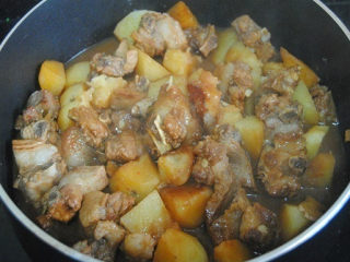 7、土豆烧肉,最后汁水浓稠即可出锅，土豆很绵密，排骨香喷喷！