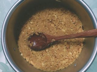 2、抹茶红豆冻芝士,黄油隔热水融化，拌入饼干碎，搅拌均匀放入模具中，用勺子均匀压实，放入冰箱冷冻