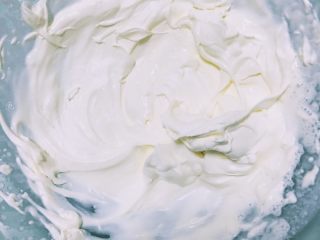 7、抹茶红豆冻芝士,淡奶油打发至6分发