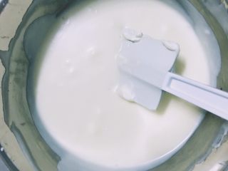 8、抹茶红豆冻芝士,淡奶油加入奶酪糊中搅拌均匀
