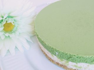 11、抹茶红豆冻芝士,抹茶奶酪糊倒入红豆奶酪糊之上，冰箱冷藏4小时以上或是完全固态就可以了，脱模摆造型即可。