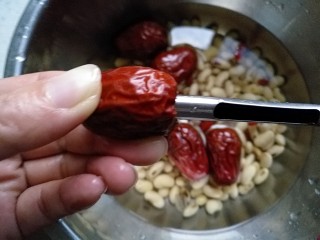 5、红枣枸杞豆浆,红枣用去核器去核