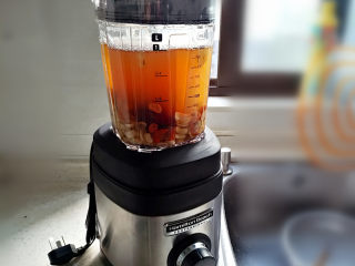 11、红枣枸杞豆浆,将搅拌杯放上破壁机底座上