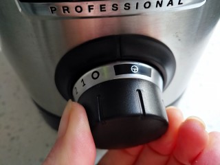 14、红枣枸杞豆浆,也可用脉冲点动，打磨至自己喜欢的细腻程度