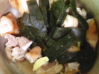 11、海带冬瓜汤,放入海带