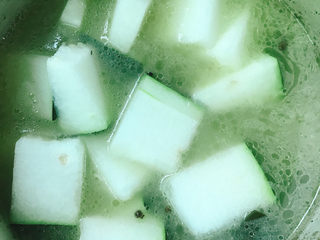 13、海带冬瓜汤,放入冬瓜