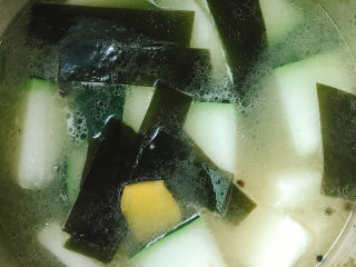 14、海带冬瓜汤,大火烧开，放盐煲20分钟左右。