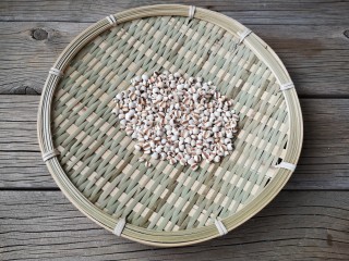 1、柠檬薏米水,薏米以粒大、饱满、色白者为佳.家庭购买应该选择质地硬有光泽,颗粒饱满,呈白色或黄白色、坚实,多为粉性,味甘淡或味甜者.