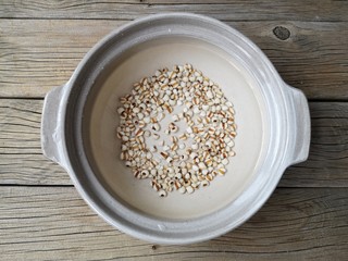 5、柠檬薏米水,加适量的水浸泡3个小时。