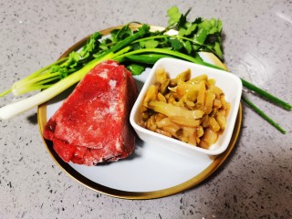 1、榨菜肉丝汤,准备食材