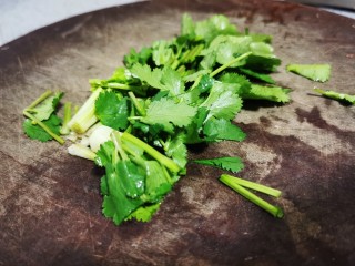 3、榨菜肉丝汤,香菜切碎