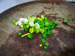 4、榨菜肉丝汤,小葱切碎