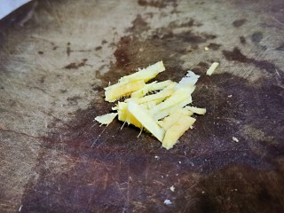 5、榨菜肉丝汤,生姜切丝