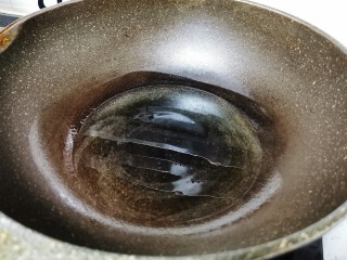 6、榨菜肉丝汤,起锅烧油，一丁点油就够，不要太多