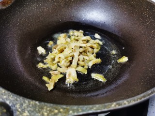 7、榨菜肉丝汤,放入榨菜