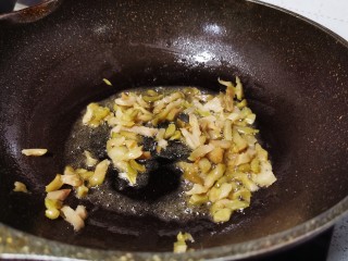8、榨菜肉丝汤,快速翻炒均匀