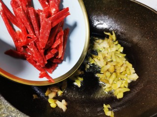 9、榨菜肉丝汤,放入肉丝