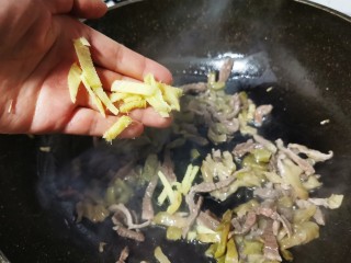 11、榨菜肉丝汤,放入生姜