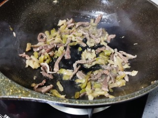 10、榨菜肉丝汤,快速翻炒均匀，至猪肉变色