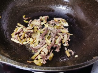 12、榨菜肉丝汤,快速翻炒均匀