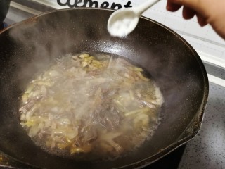 15、榨菜肉丝汤,少许白糖调味