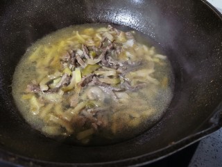 16、榨菜肉丝汤,关火盛入碗里