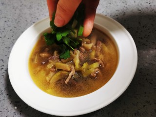 17、榨菜肉丝汤,撒上葱花香菜即可食用