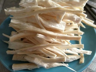 2、双椒手撕杏鲍菇,首先将杏鲍菇清洗干净，撕成条状～