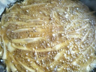 5、双椒手撕杏鲍菇,锅中留油，7成热将杏鲍菇下锅进行炸制，炸至杏鲍菇略硬变色即可捞出控油～