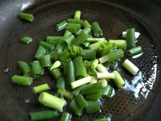 6、双椒手撕杏鲍菇,另起锅留少许底油，放入葱段爆香～