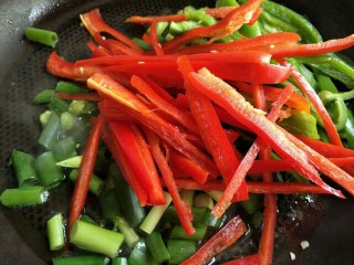 7、双椒手撕杏鲍菇,接着放入辣椒丝煸炒～