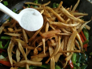 9、双椒手撕杏鲍菇,将杏鲍菇放入，撒入食盐～