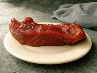 1、爆炒牛肉丝,准备牛肉一块。