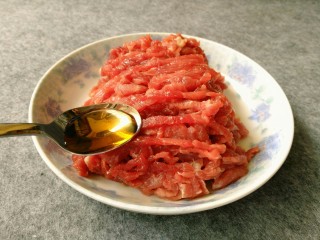 3、爆炒牛肉丝,加1勺料酒。