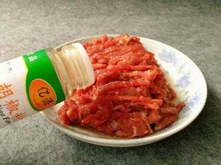 4、爆炒牛肉丝,少许胡椒粉。