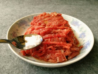 5、爆炒牛肉丝,适量食盐。