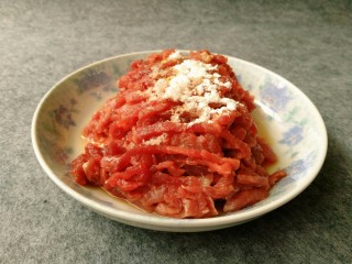 6、爆炒牛肉丝,少许生粉。