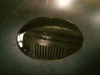 10、爆炒牛肉丝,锅中放适量食用油烧热。