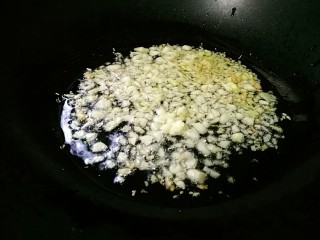 11、爆炒牛肉丝,下姜蒜沫爆香。