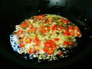 12、爆炒牛肉丝,下小米椒、泡椒炒出香味。