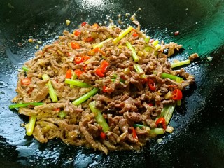 15、爆炒牛肉丝,加入芹菜段翻炒至熟即可。