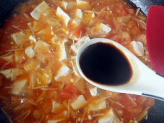 13、茄汁金针菇炖豆腐,放一勺老抽。