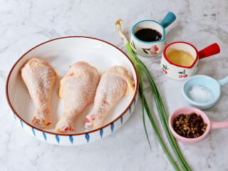 1、椒盐蒸鸡腿,准备好材料