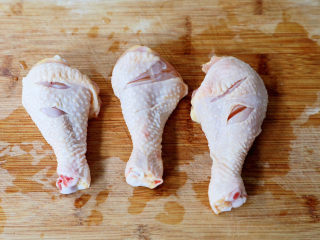 2、椒盐蒸鸡腿,首先将鸡腿放入清水中浸泡半小时,泡出血水后冲洗干净,再将鸡腿两面各划2刀