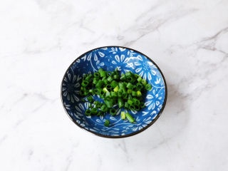 3、椒盐蒸鸡腿,葱切葱花